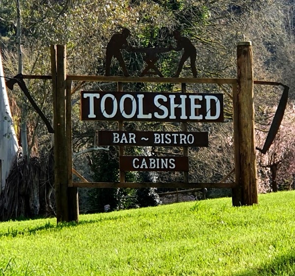 Toolshed Bar, Bistro & Cabins 4