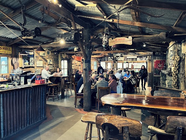 Toolshed Bar, Bistro & Cabins 3