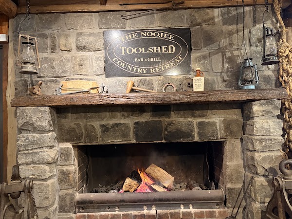 Toolshed Bar, Bistro & Cabins 2