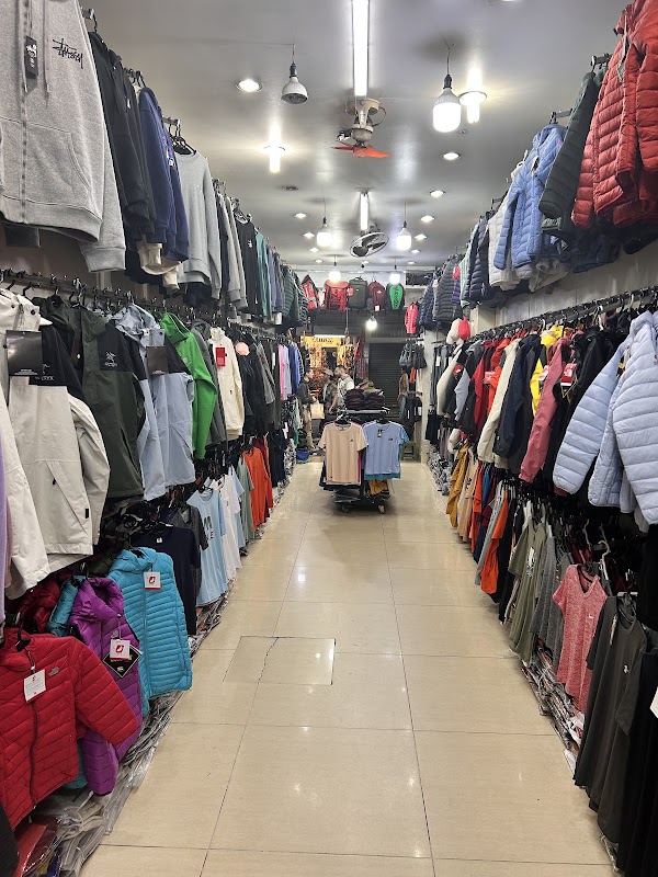 Factory Outlet / 96 hàng đào 4