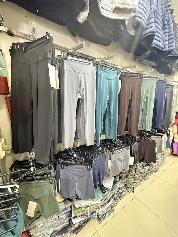 Factory Outlet / 96 hàng đào 3