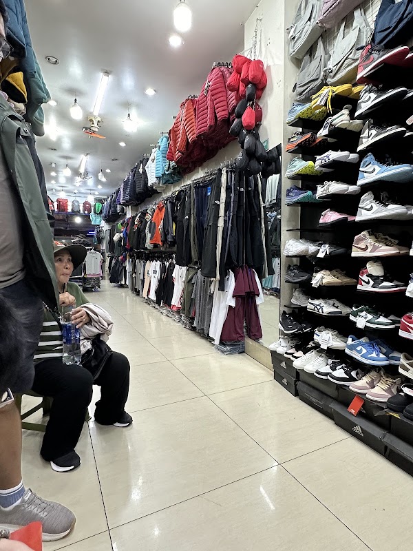 Factory Outlet / 96 hàng đào 2
