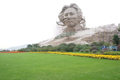 Young Mao Zedong statue 1