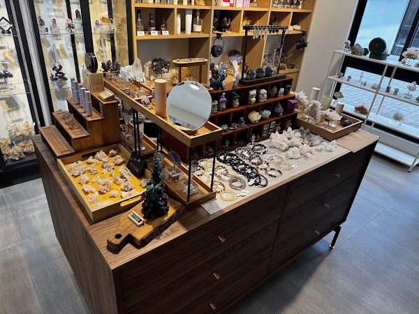 TERRA礦境_天然原礦與水晶手串的專賣店(從雷根與金玉堂中間的廣場步行進入)
