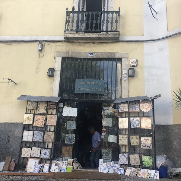 Authentica-sociedade Comercial De Compra E Venda De Antiguidades Rariedades E Artesanato Lda 1