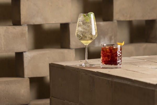Nomos cocktail bar the wall-outdoor 4
