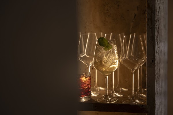 Nomos cocktail bar the wall-outdoor 3