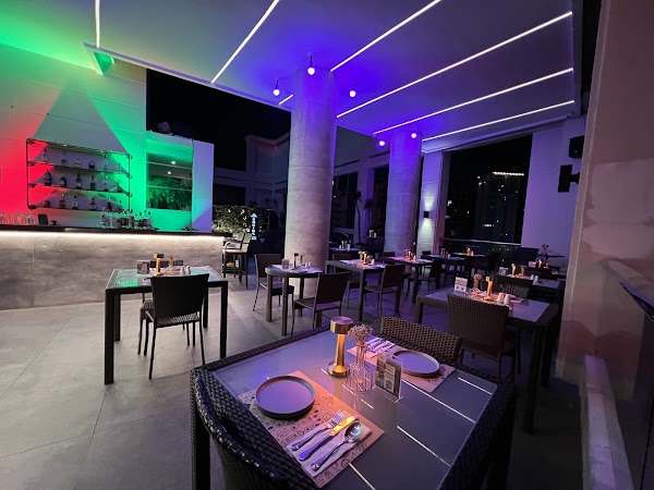 Encima Roofdeck Restaurant, Makati
