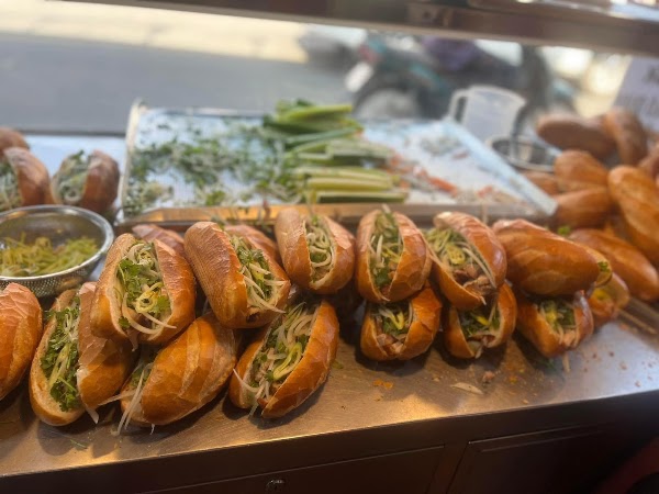 Bánh mì heo quay Tuyền Ký - Võ Oanh