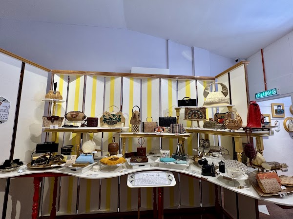 The Private Collection of Vintage Bags & StrangebutCool 4