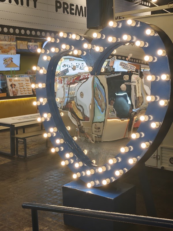 Johnny Market Ekkamai 3