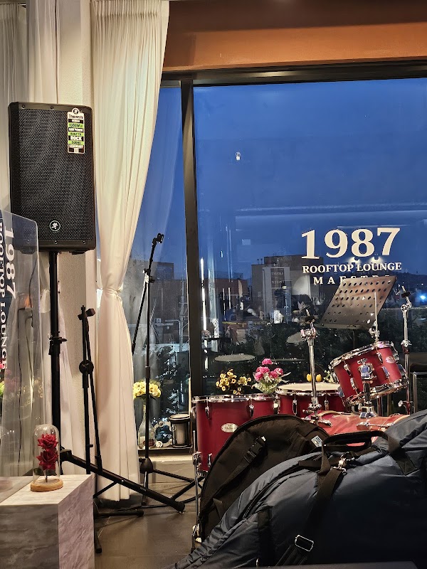 1987 Rooftop Lounge Maestro