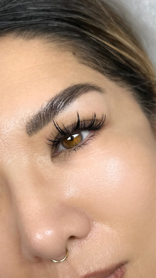 look at me (Lash Extensions and Russian Manicure)