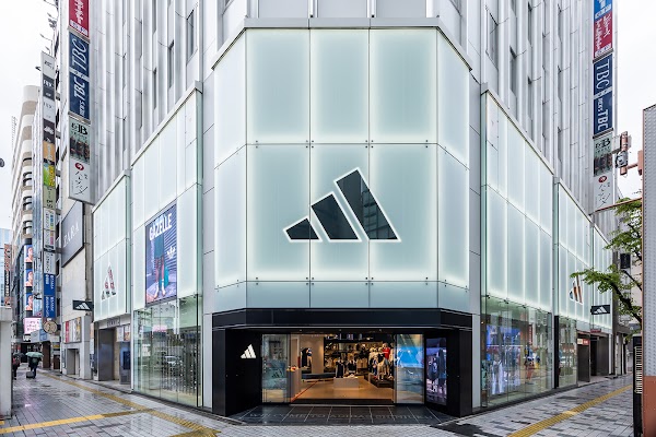 アディダス ブランドコアストア 新宿 1