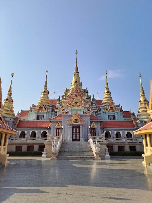 Phra Mahathat Chedi Phakdee Prakat