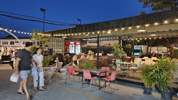 Green Vintage Night Market