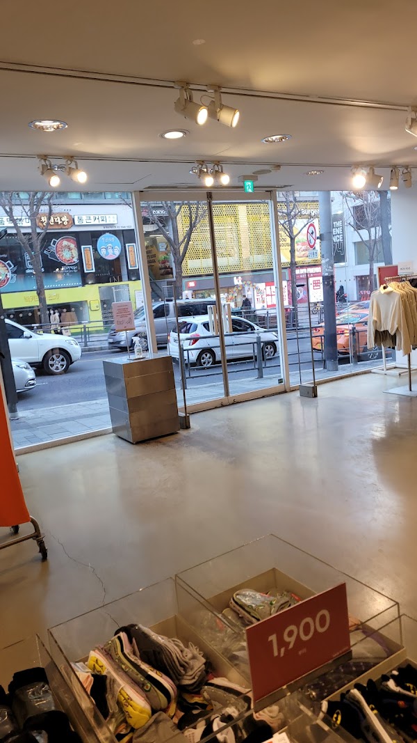 H&M Hongdae 3