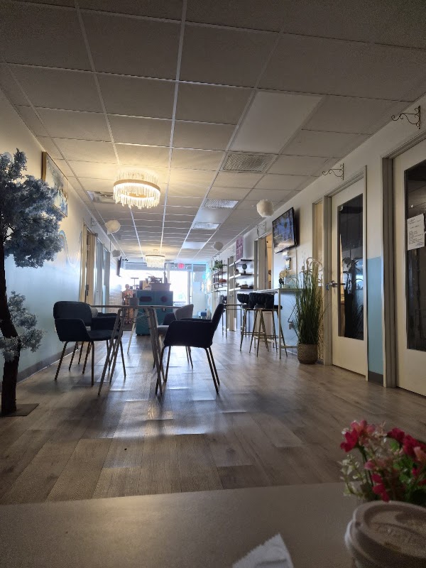 Skyluxx Coffee & Salon Suites 3
