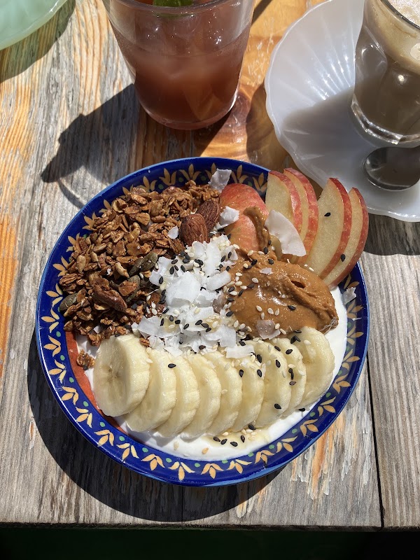 PENTAGON - Specialty coffee / Vegetarian food / Natural wine / Affordable art 3