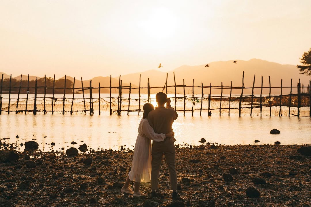 Traditional Bamboo Weir Fishing and Sunset Views