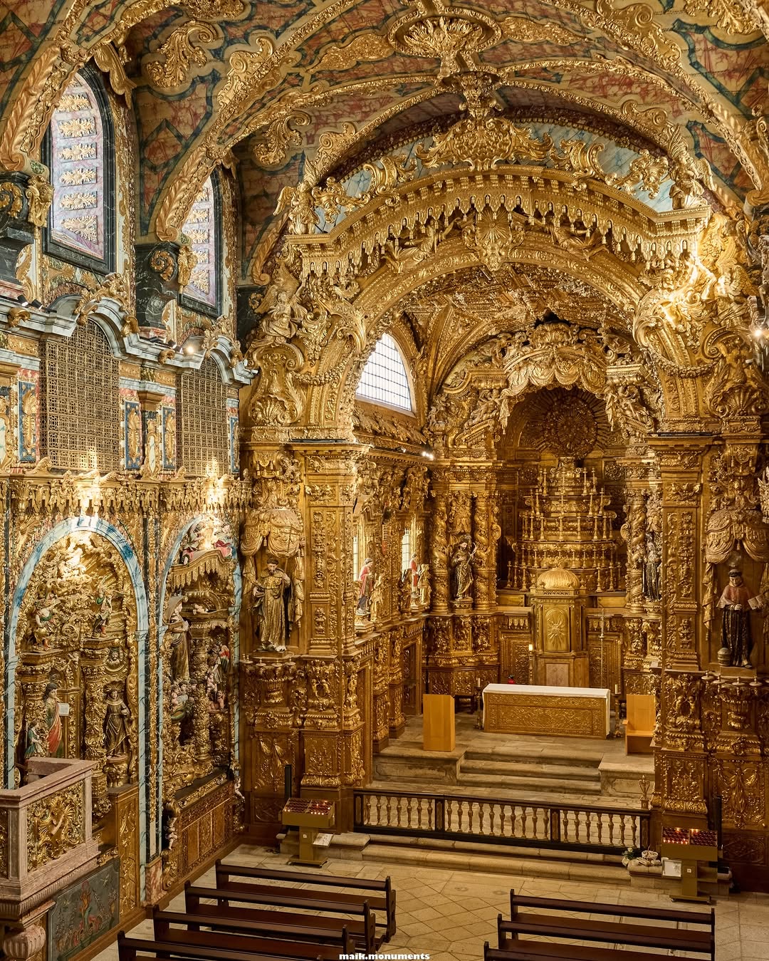 Igreja de Santa Clara's Baroque Gold Restored