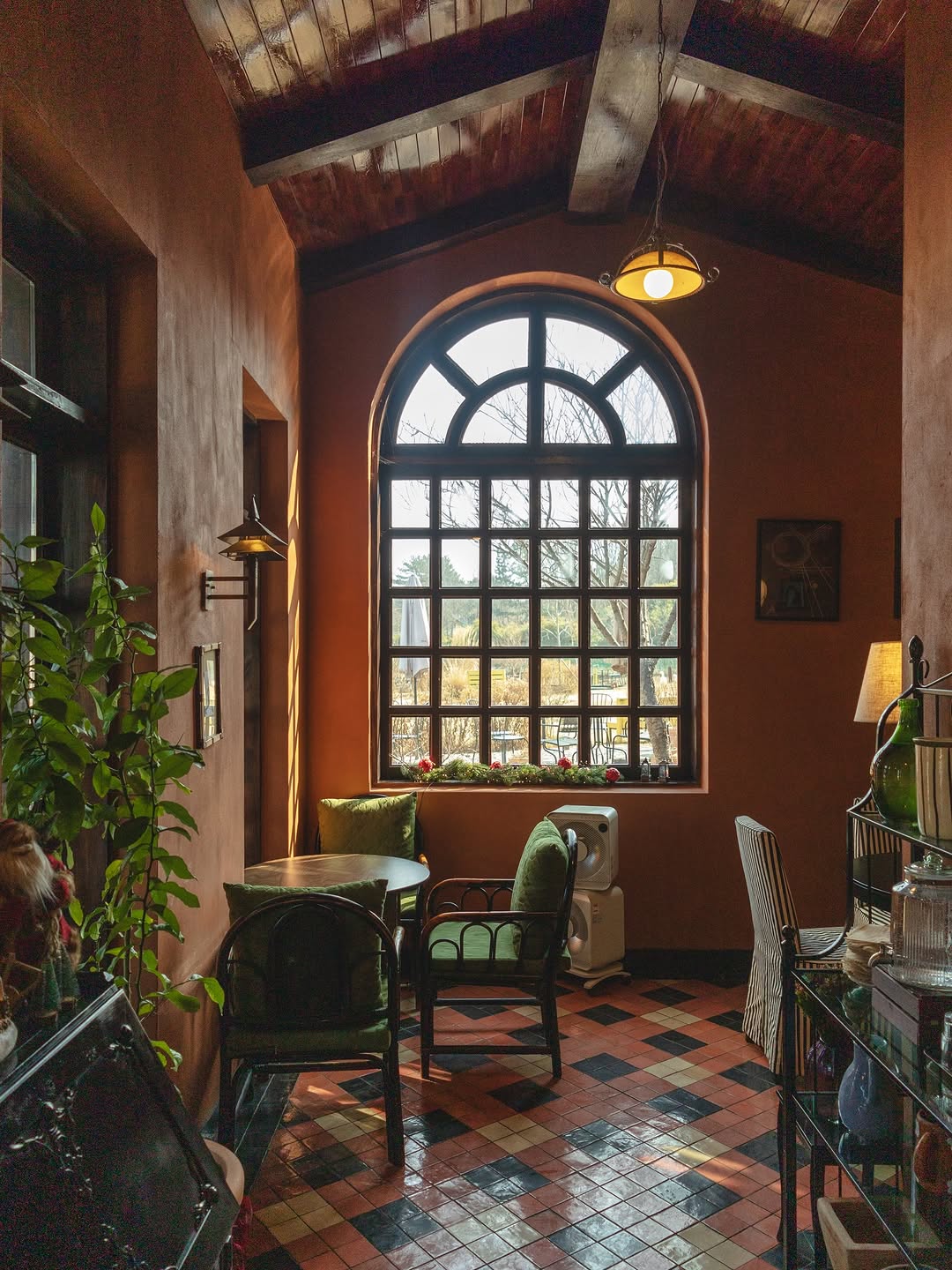 Mukho British-Style Cafe Offers Unique Experience