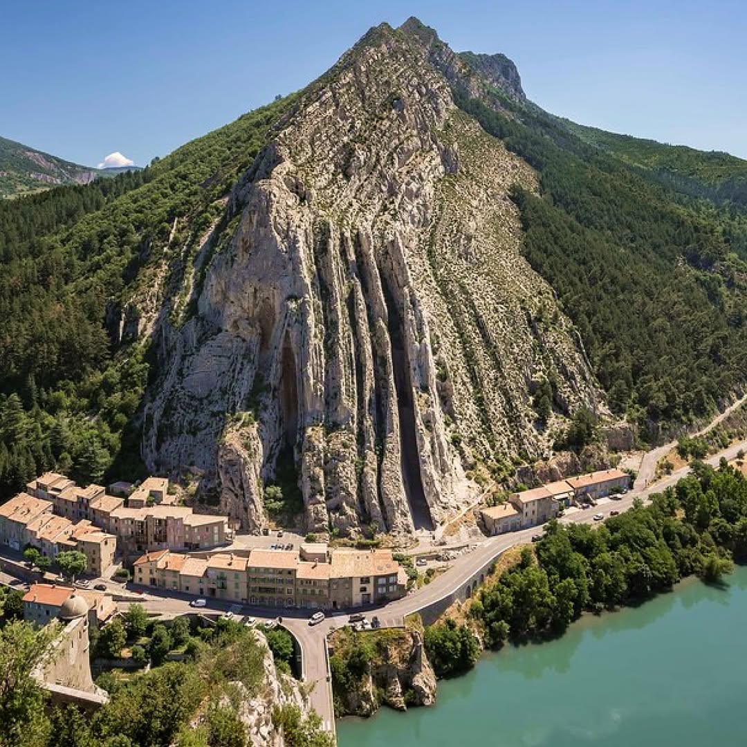 Discover Rocher de la Baume In Sisteron