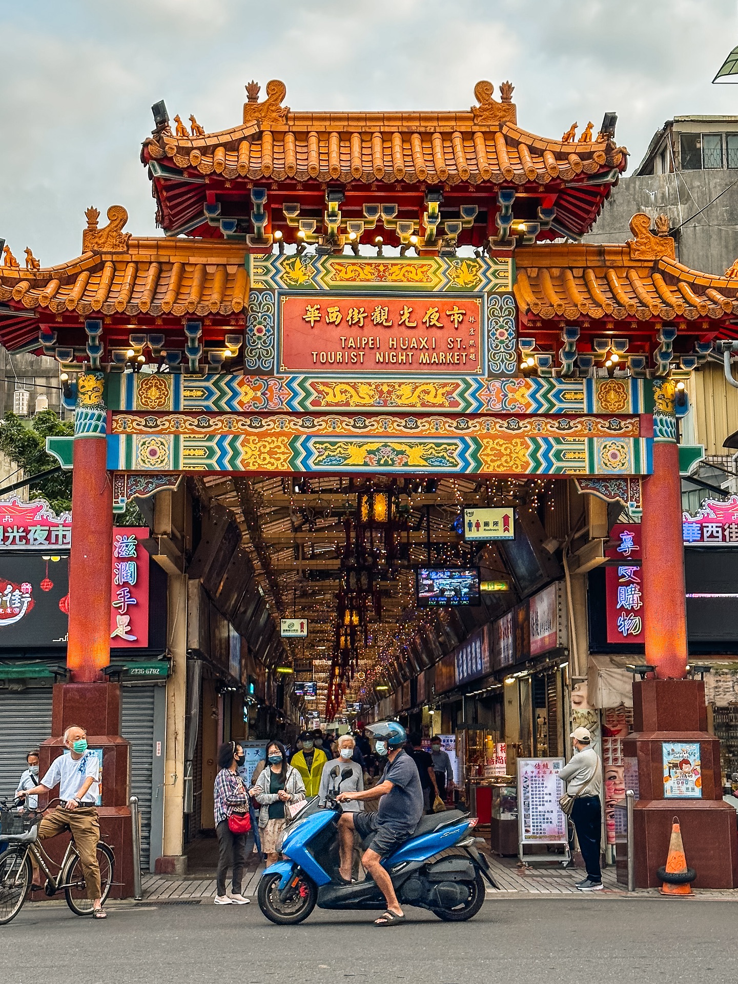 Taipei Night Market And Temple Area