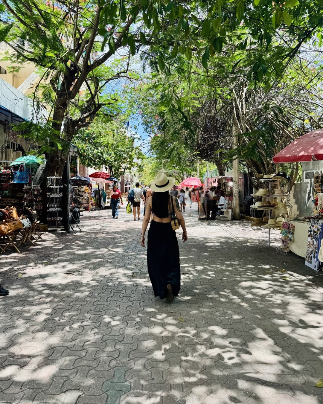 Quinta Avenida: Shops, Restaurants, and Vibrant Charm