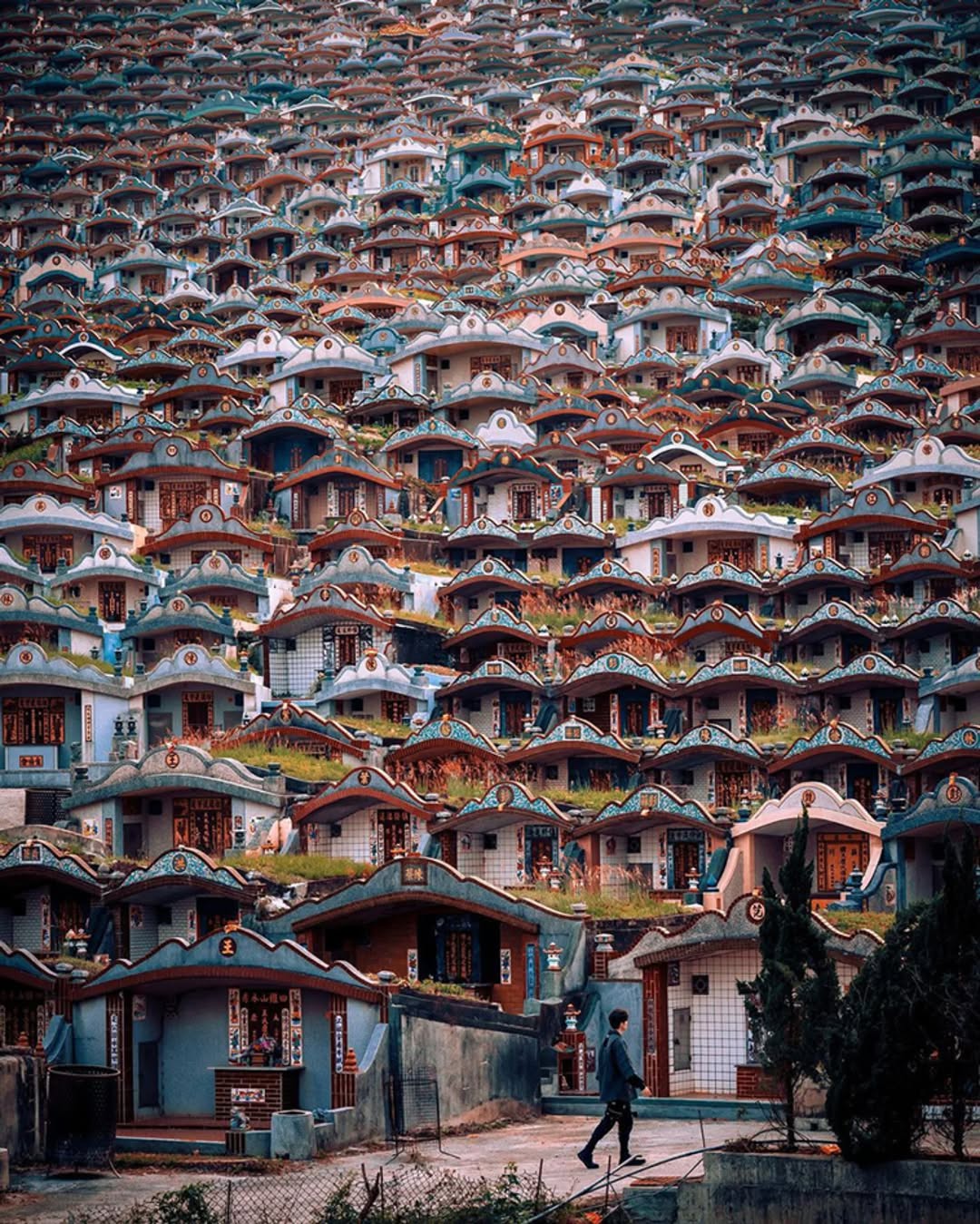 Fu De Keng Cemetery and Park: Taipei's Unique Sloping Tombs