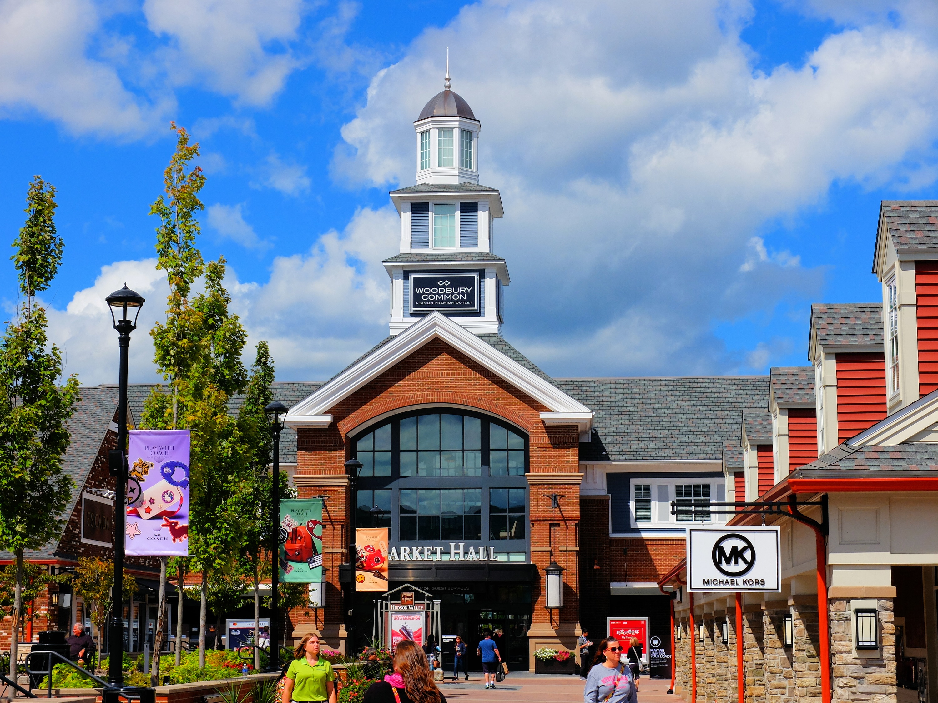Woodbury Common Premium Outlets: Shopping Day