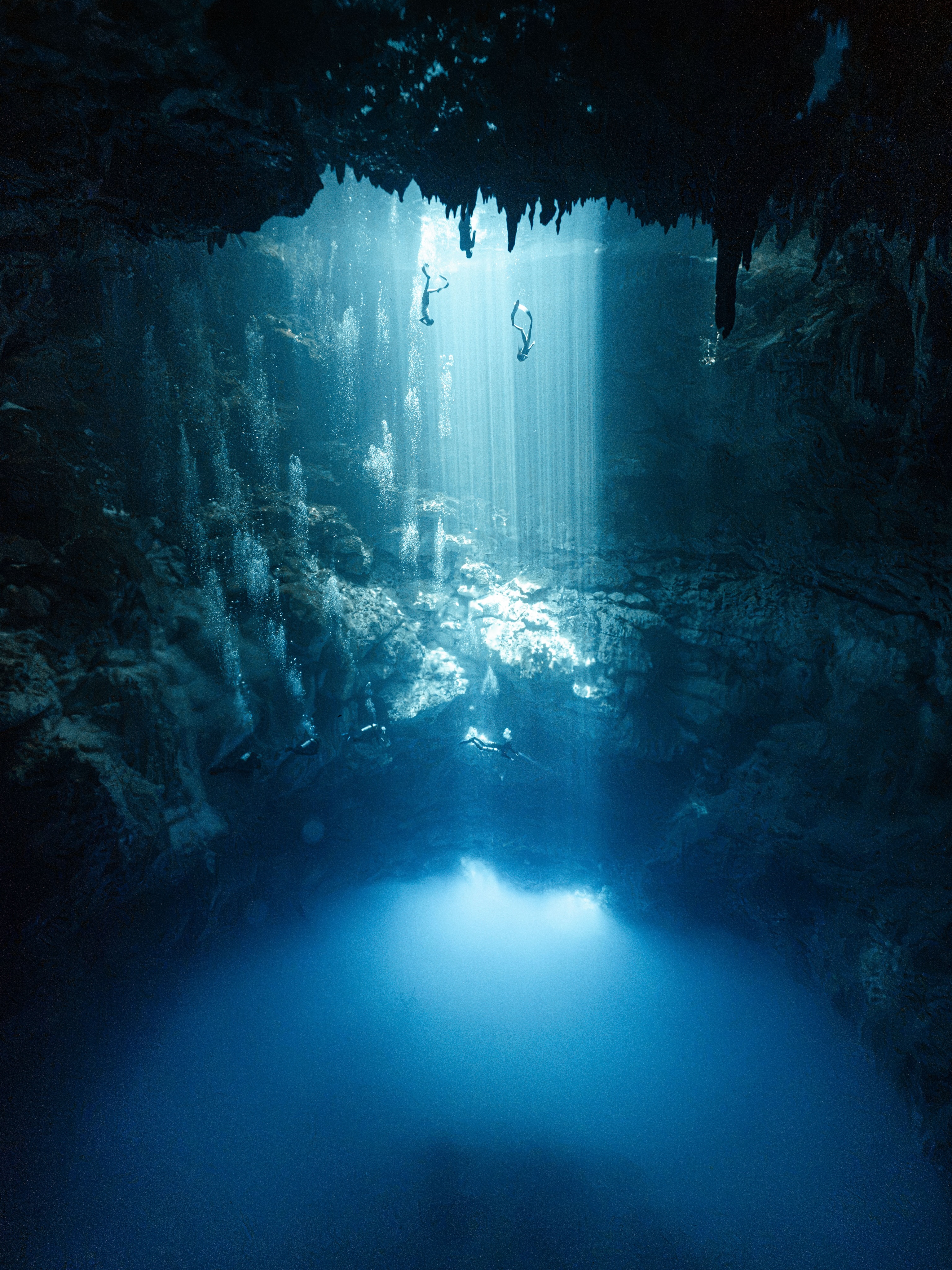 Cenote El Pit's Scale Revealed by Light