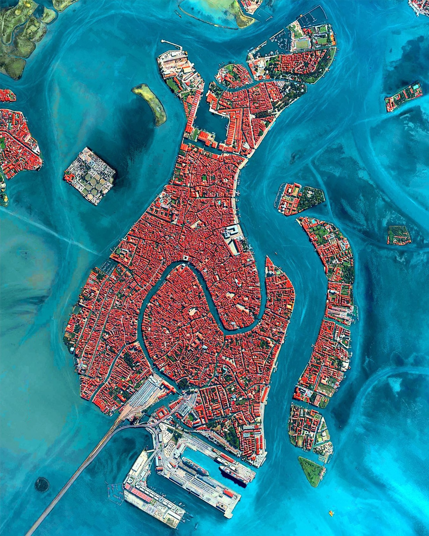 Venice: A City of Canals and Gondolas