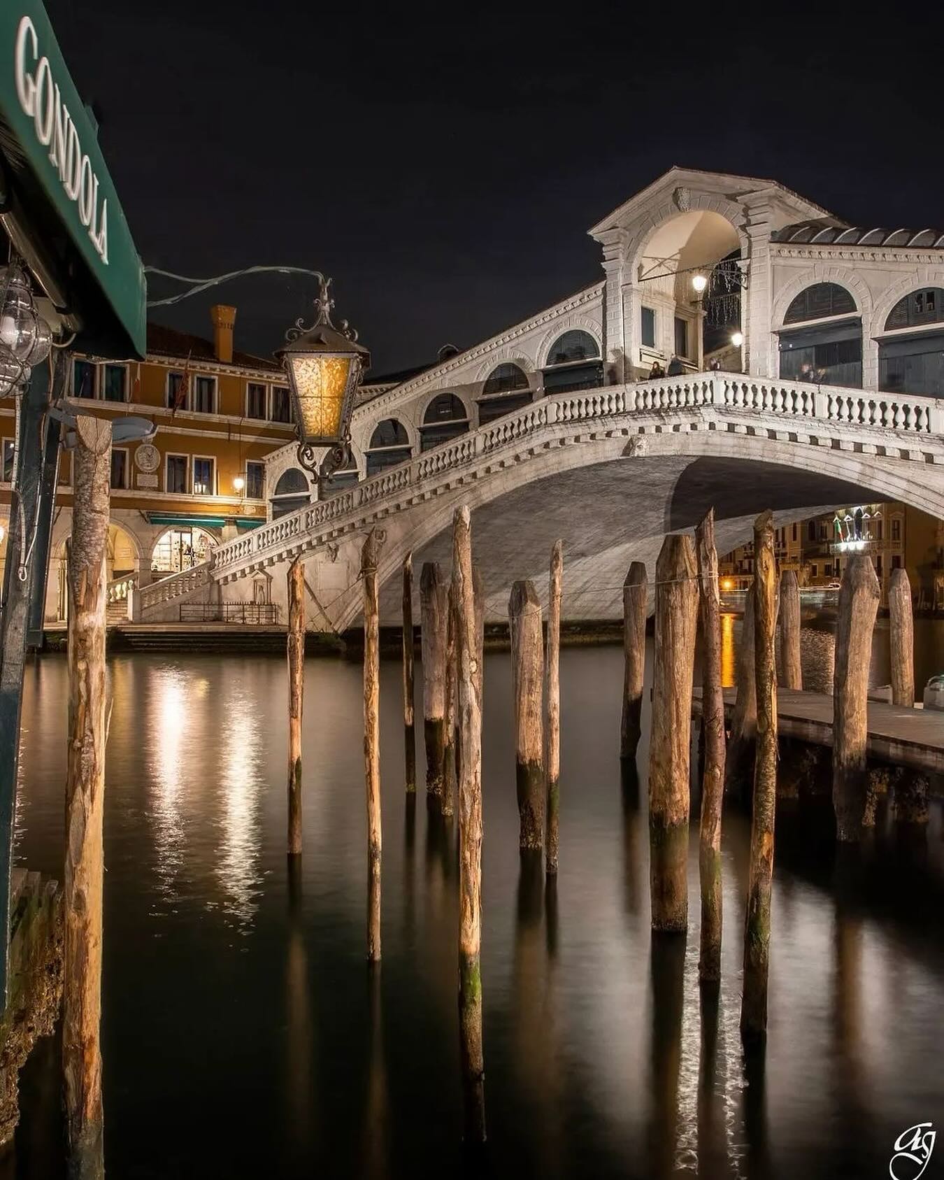 Iconic Venetian Landmark: Rialto Bridge