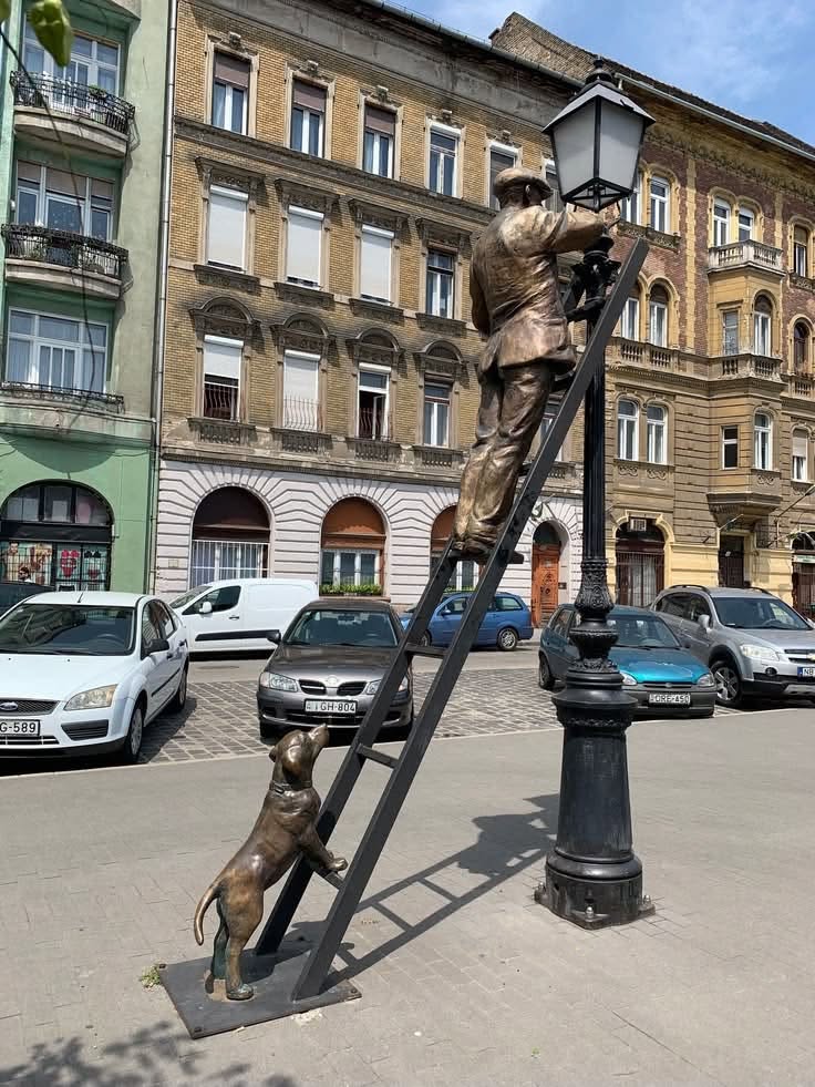 Lámpagyújtó Szobra: A Lamp Lighter's Statue