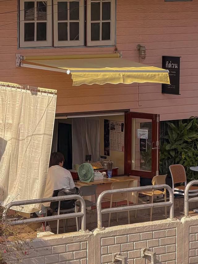 Canal-Side Coffee Shop Offers Peaceful Bangkok Escape