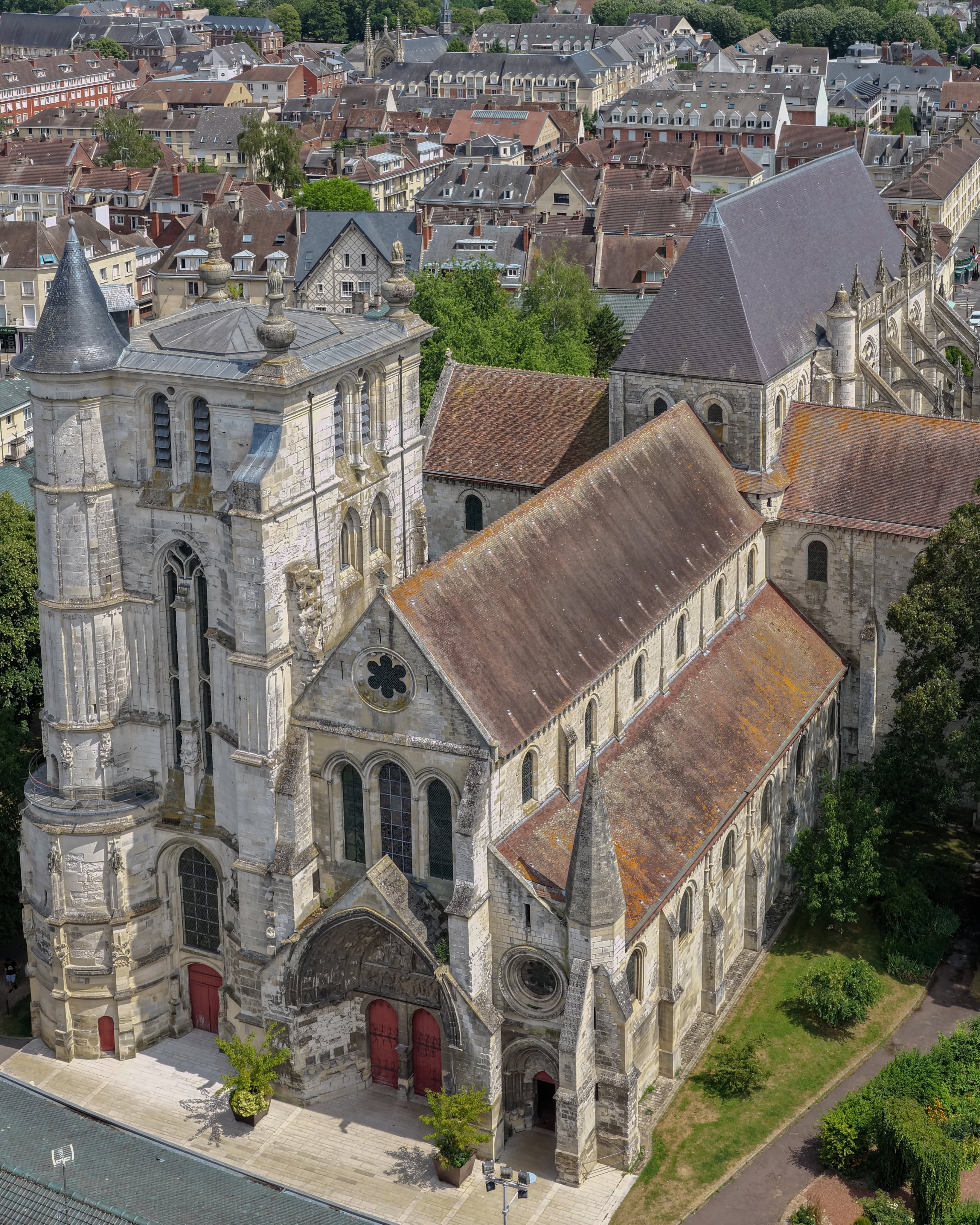 Saint-Étienne Church Highlights Architectural History