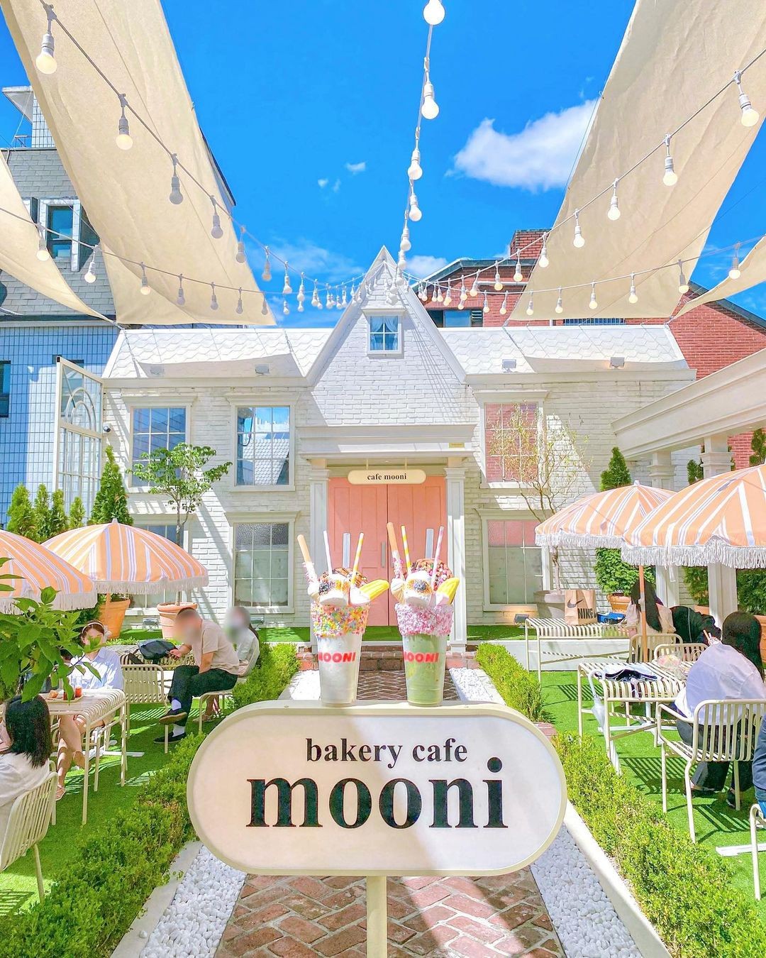 Apgujeong's Charming Cafes and Restaurants