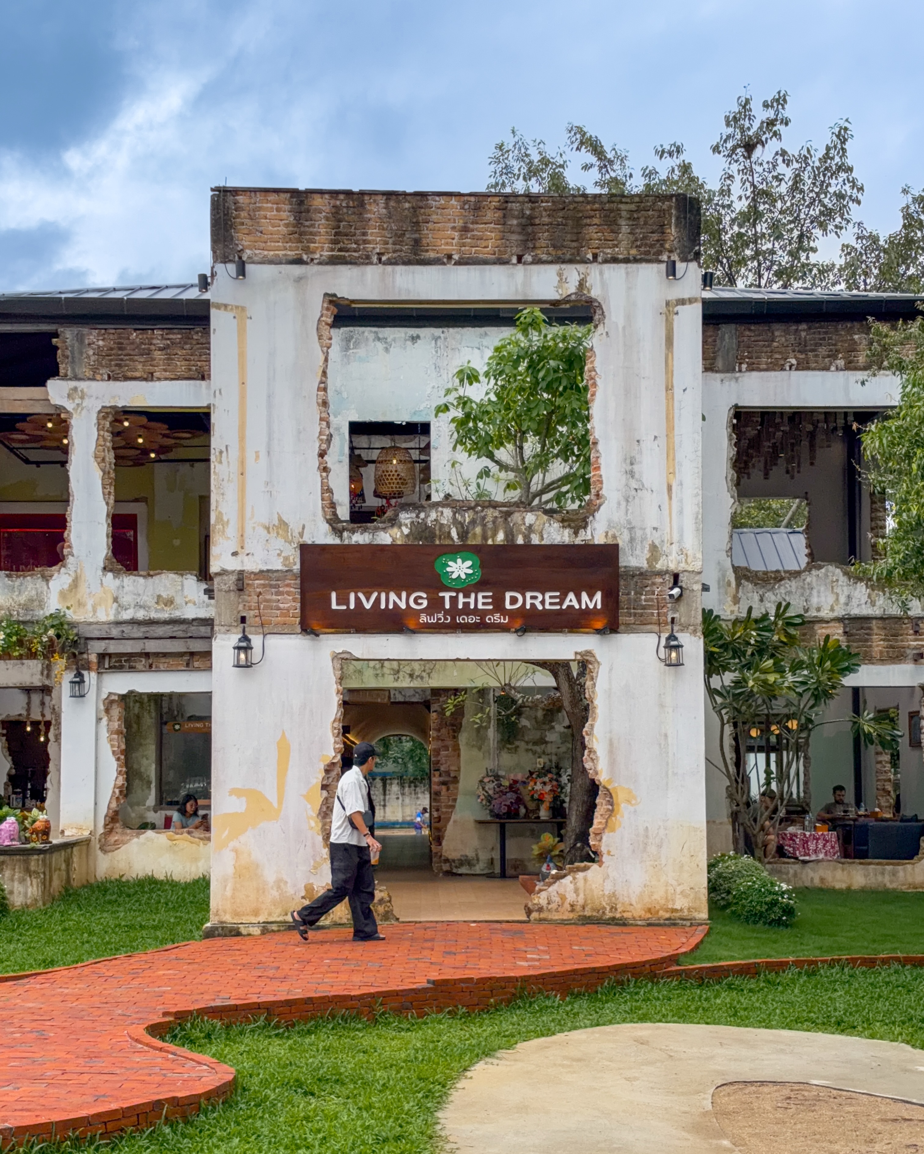 Chiang Mai Cafe Features Classic Architecture