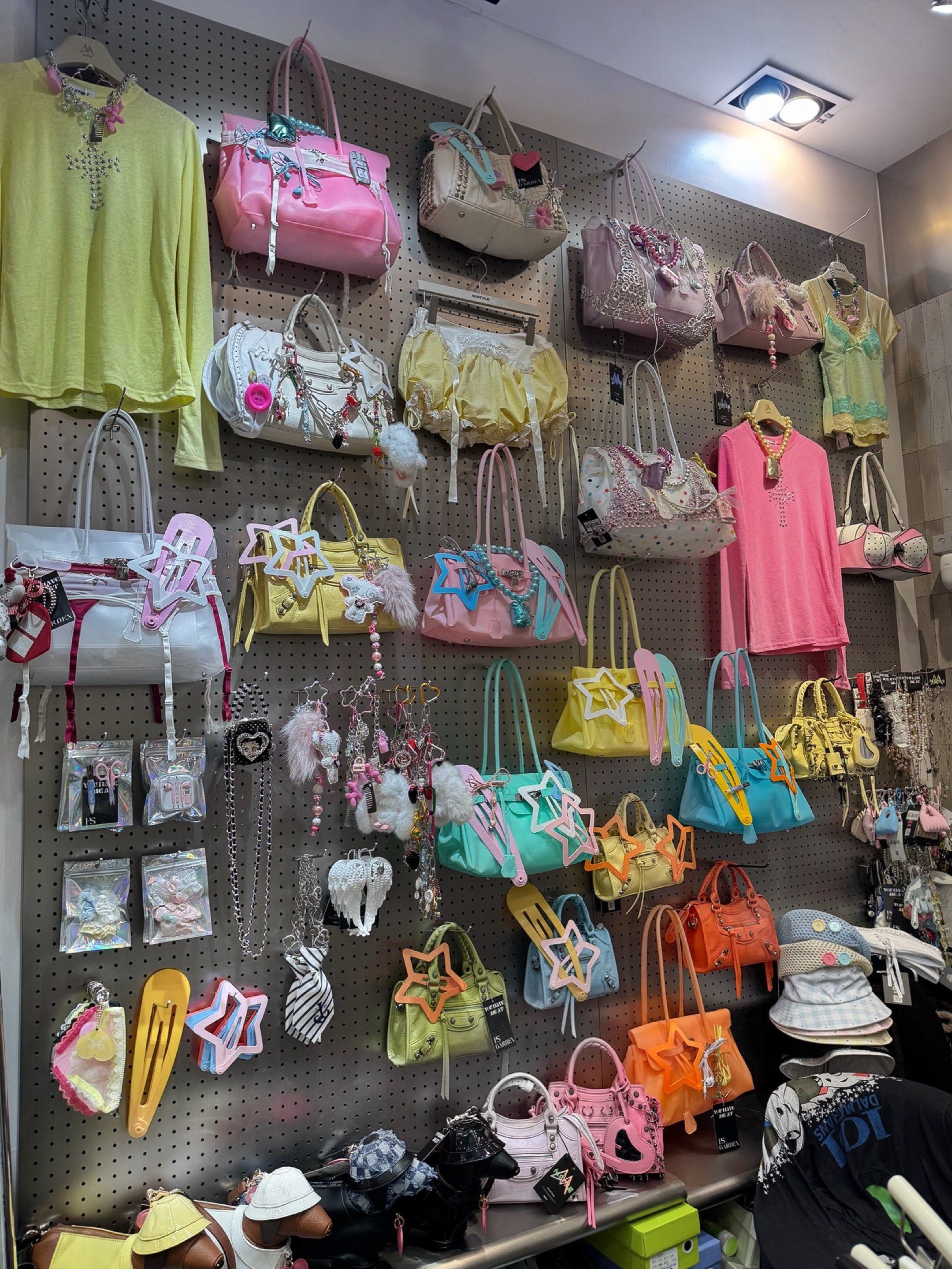 Fashion Mall and Lido Connect Offer Trendy Finds