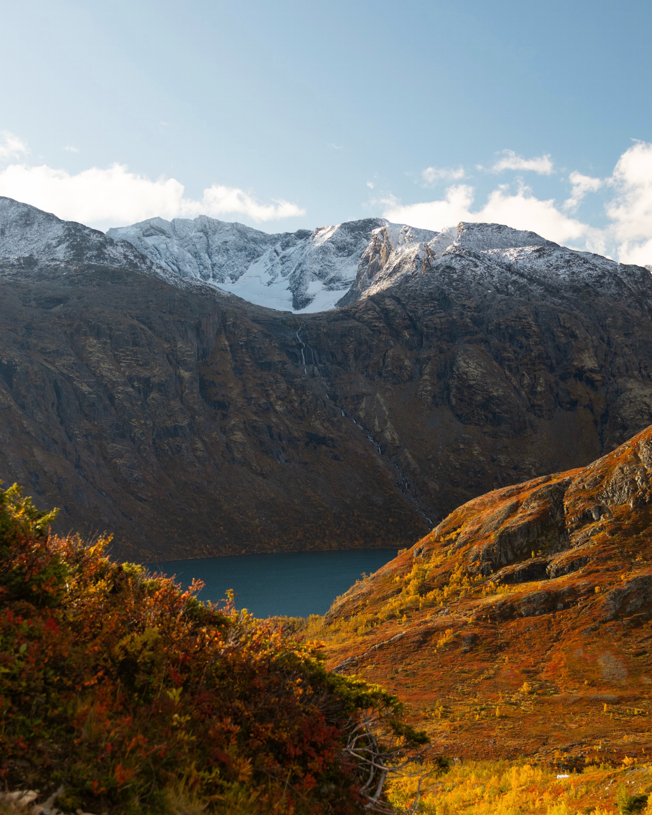 Scenic Autumn Hikes Across Norwegian Mountains