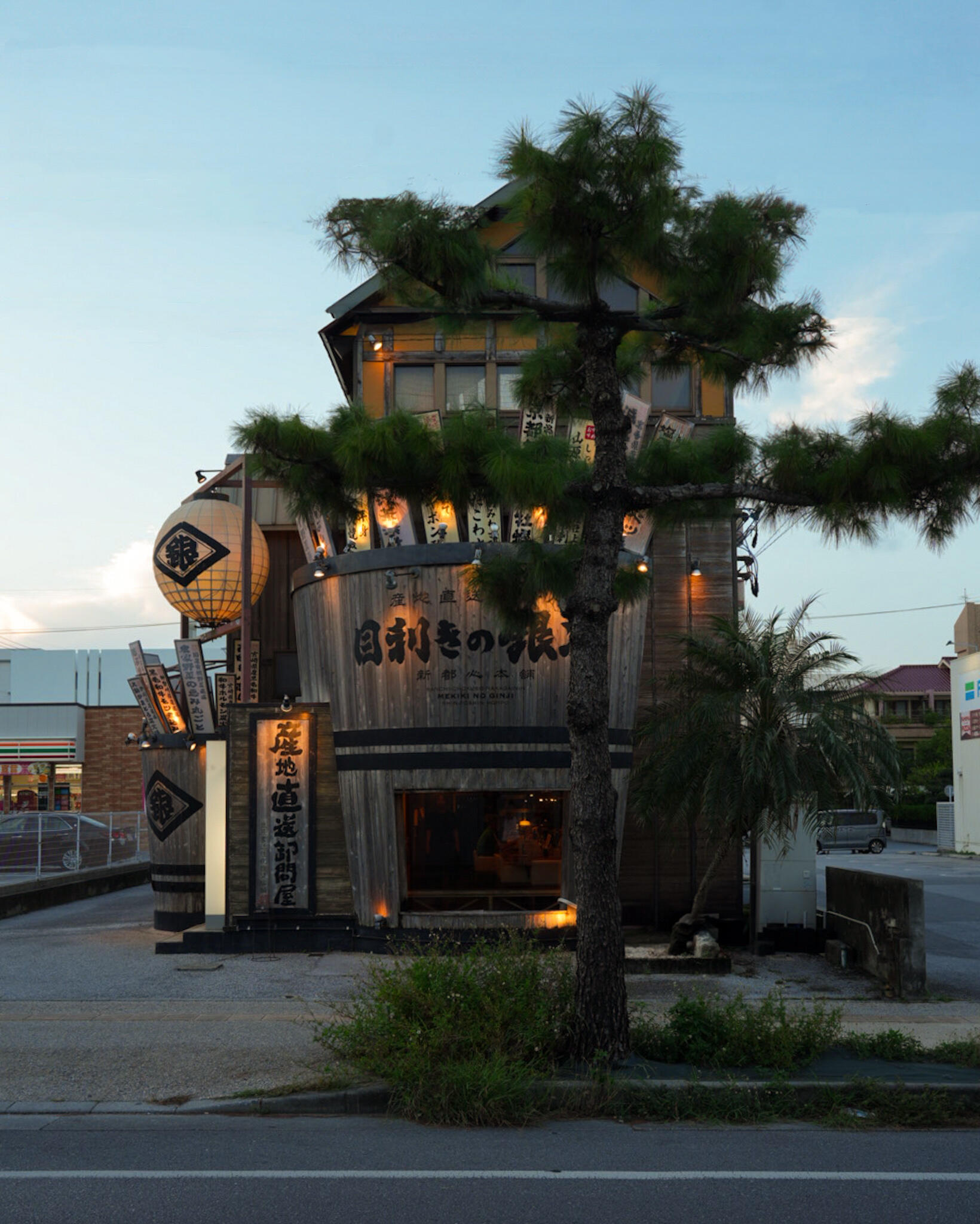 Okinawa Izakaya With Unique Wooden Barrel Ambiance