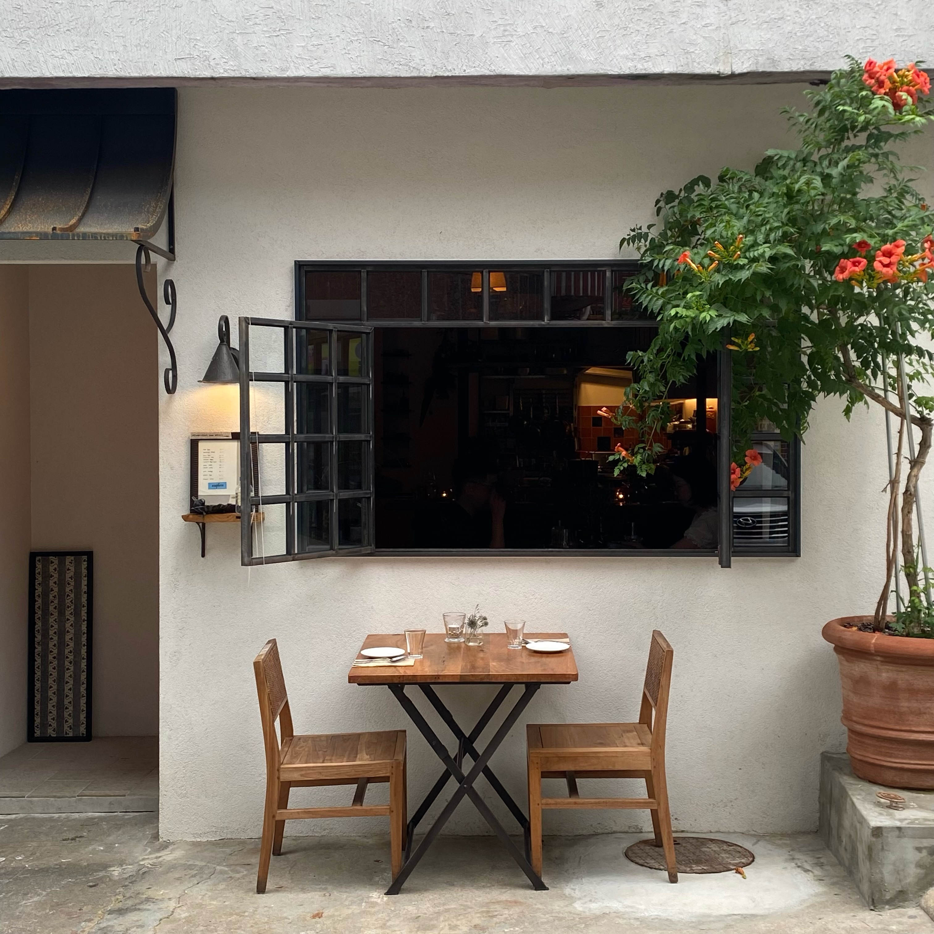 Cafe ANNA: Italian Countryside Charm and Dining