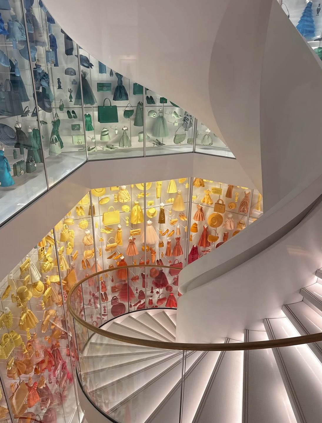 Diorama Showcases 1,874 Objects and Miniature Dresses