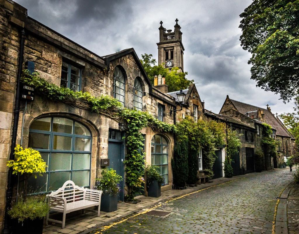 Edinburgh's Charming Circus Lane and Iconic Castle