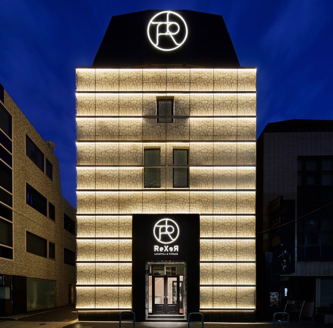 Luxurious 24-Hour Gym Offers Lounge Area