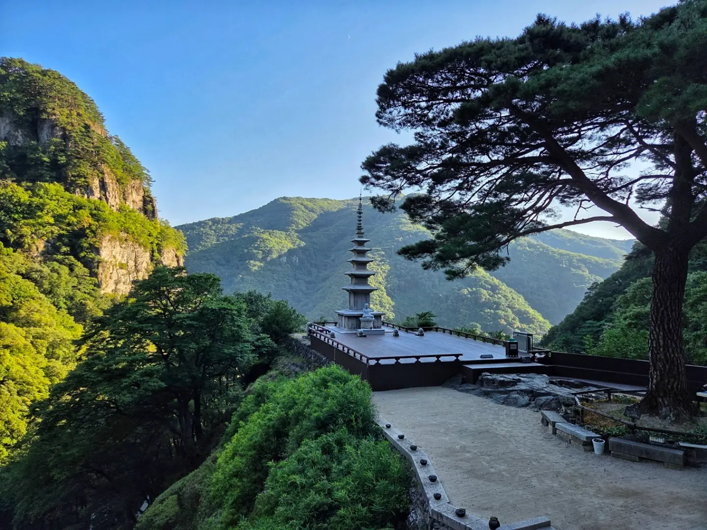 Cheongnyangsan Temple's Natural Beauty