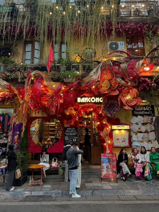 Hanoi Cafe Decked Out in Seasonal Decorations