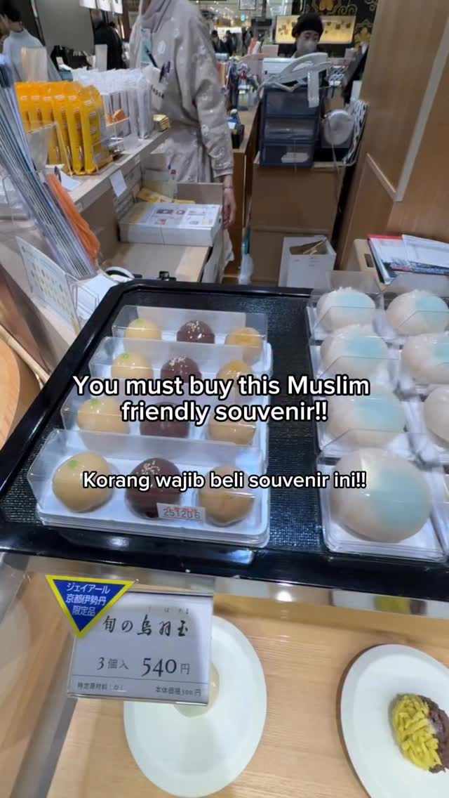 Kyoto Station's Muslim-Friendly Souvenir Shops