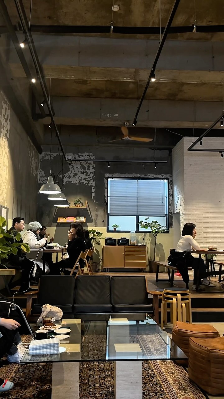 Seongsu-dong Cafe District Offers Coffee Breaks